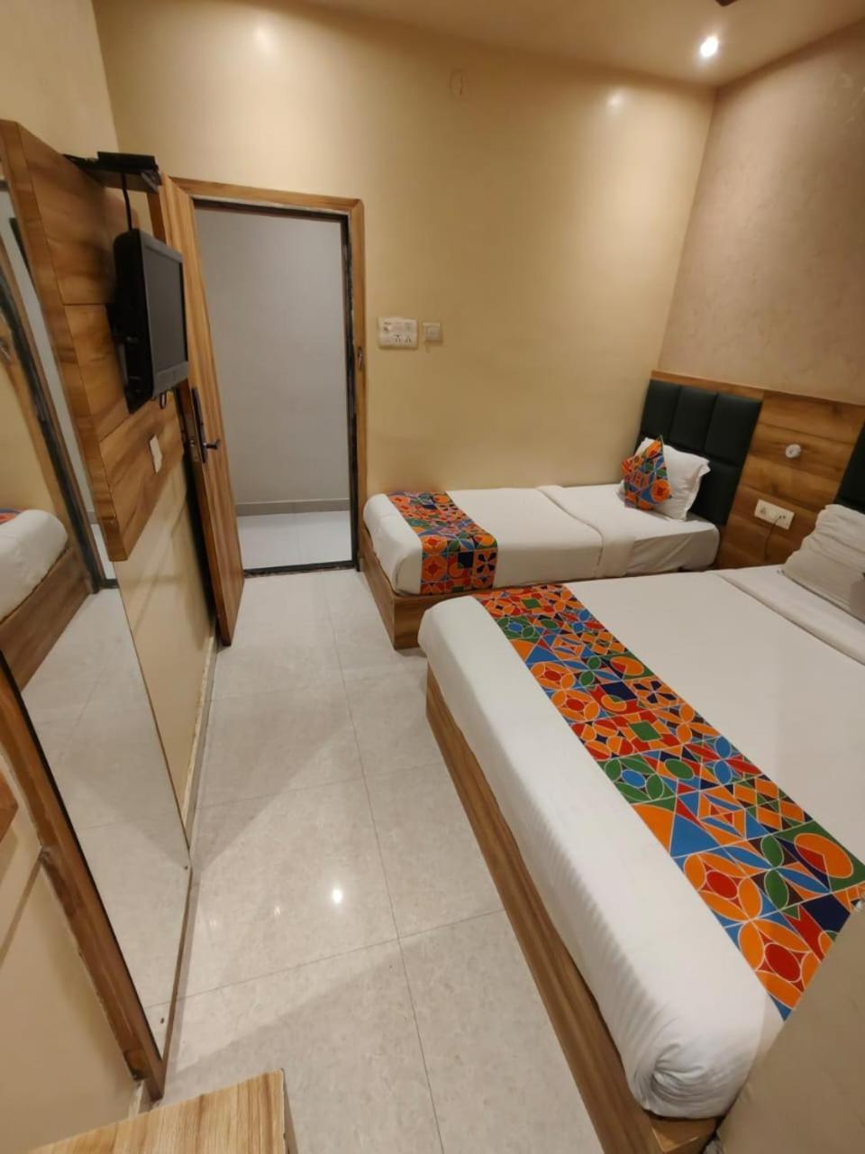 Hotel Sun City Near Saifee Hospital And Hn Reliance Hospital مومباي المظهر الخارجي الصورة